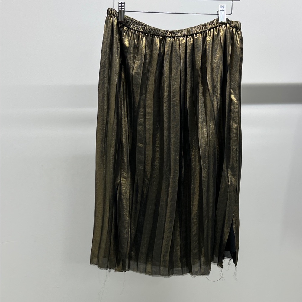 Elegant Metallic Pleated Skirt